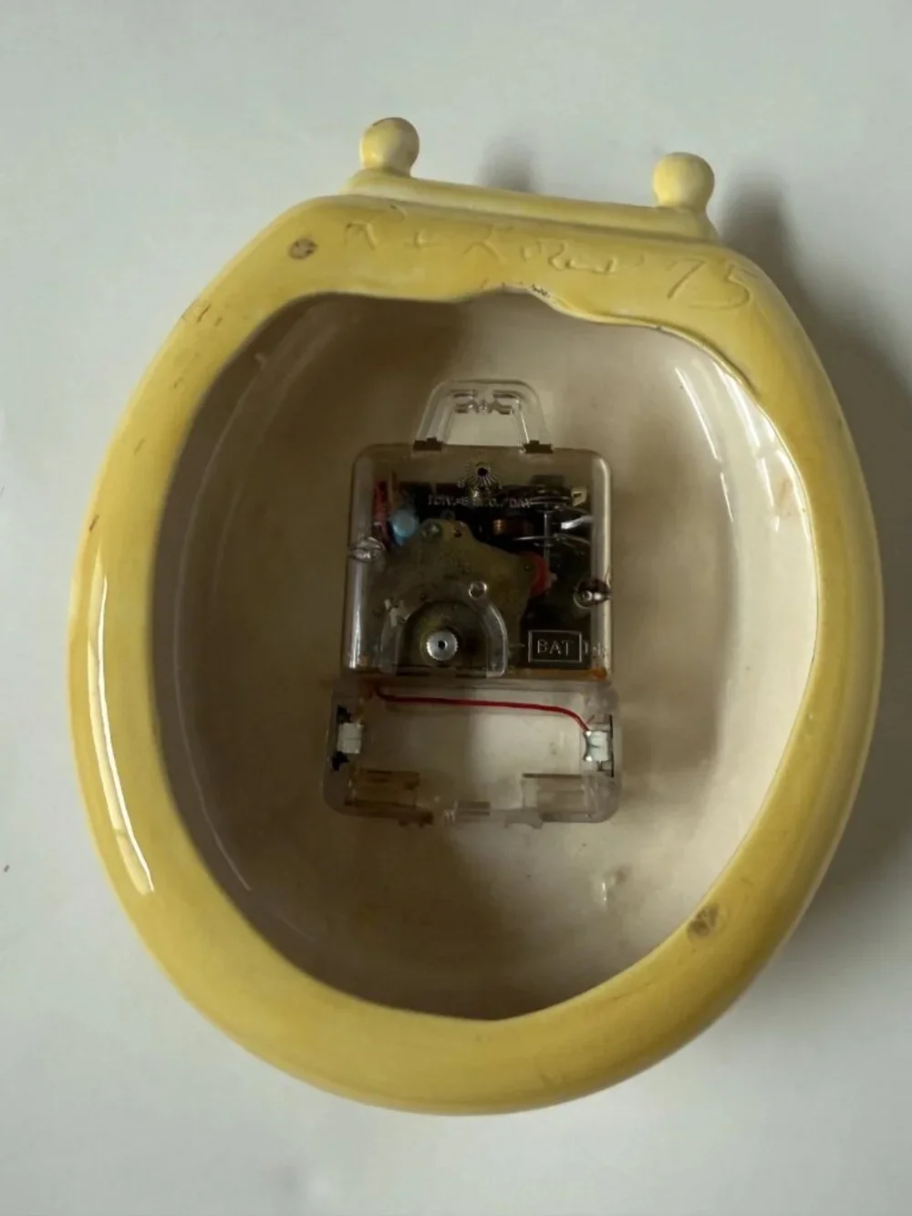 Johnny 1975 Yellow Toilet Seat Clock For Parts Bathroom Novelty Lid Vintage 70s
